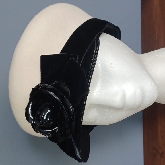 Eric Javits Cream Wool Beret with Black Velvet Flower Trim - Picture 14 of 15